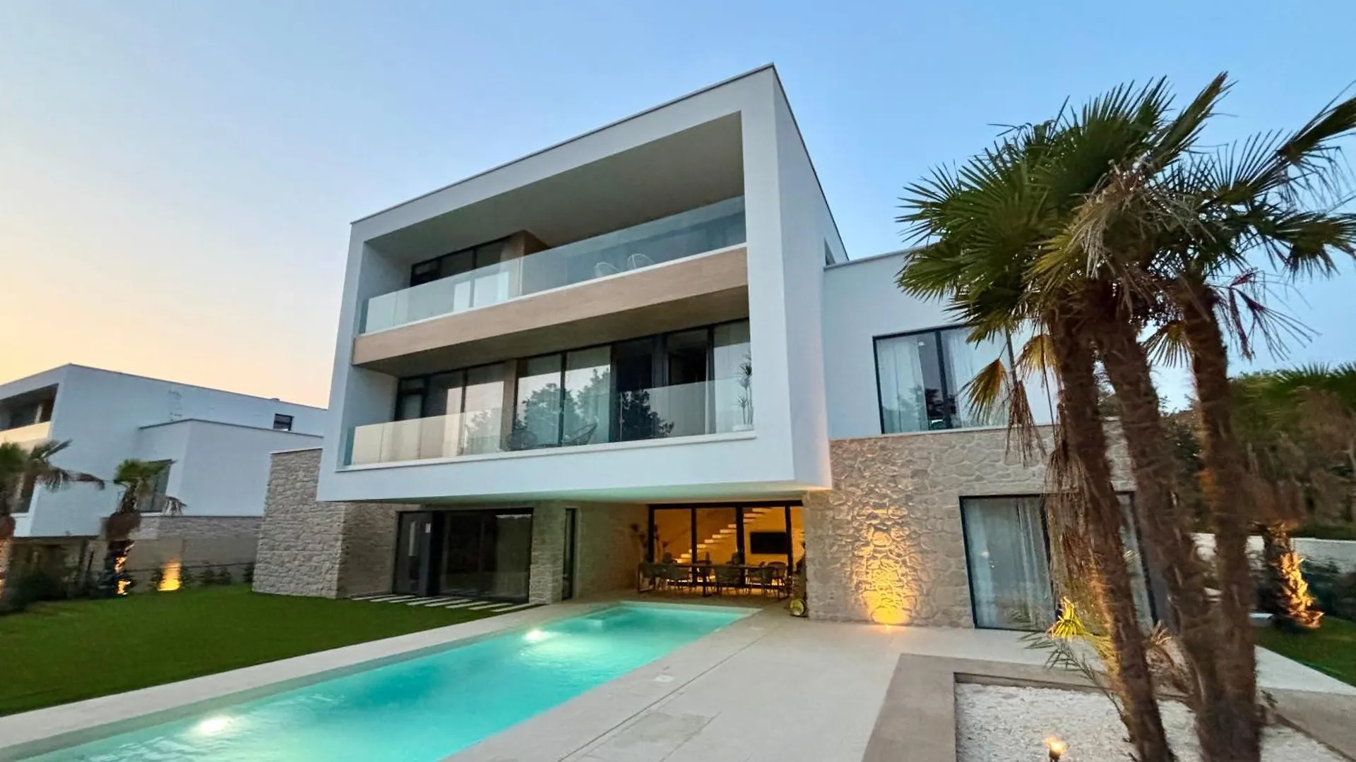 Brand New Design Villa With Sea View بومير