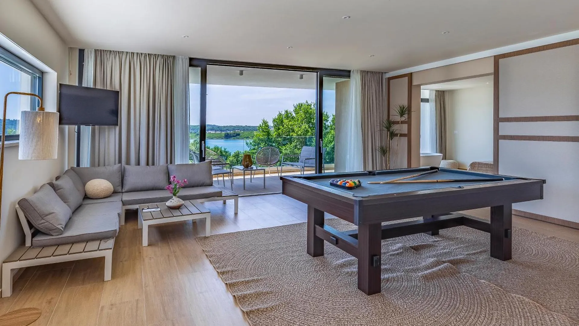 Brand New Design Villa With Sea View بومير
